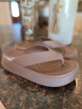 Crocs getaway Truffle flips size 8